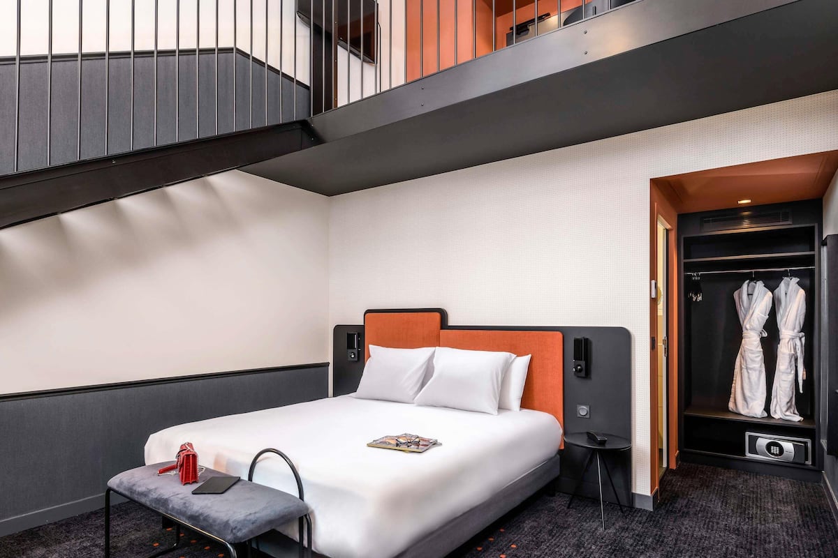 Junior Suite, 1 King Bed | Premium bedding, pillow-top beds, in-room safe, desk