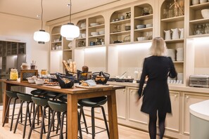 Se ofrece un desayuno bufé todos los días (19 EUR por persona)