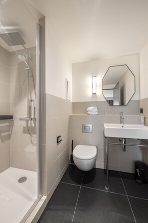 Classic Twin Room, 2 Twin Beds | Bathroom | Shower, eco-friendly toiletries, hair dryer, slippers