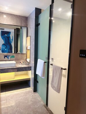 Een douche, een haardroger, handdoeken