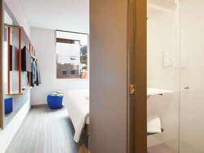 Een bureau, een laptopwerkplek, gratis wifi, beddengoed