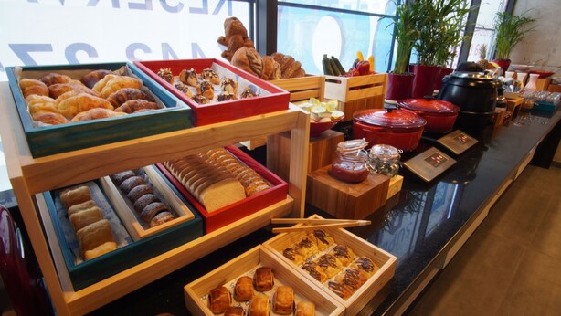 A buffet with various baked goods and condiments. - ibis Budget Bogota Marly (Bogotá)