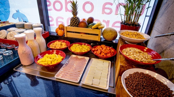 Se ofrece un desayuno bufé (33000 COP por persona)