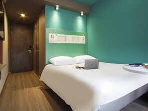 Een bureau, een laptopwerkplek, gratis wifi, beddengoed