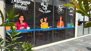 A cafe with a sign reading "Desayuno Buffet" and "Cafe Tortas y Galletas". - ibis Budget Bogota Marly (Bogotá)