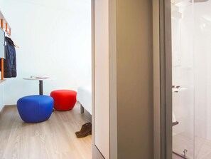 Escritorio, espacio para trabajar con un portátil, wifi gratis