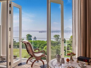 Flamingo Signature Room with Balcony Twin Bed | Egyptian cotton sheets, premium bedding, minibar, in-room safe - Raffles Udaipur (Udaipur)