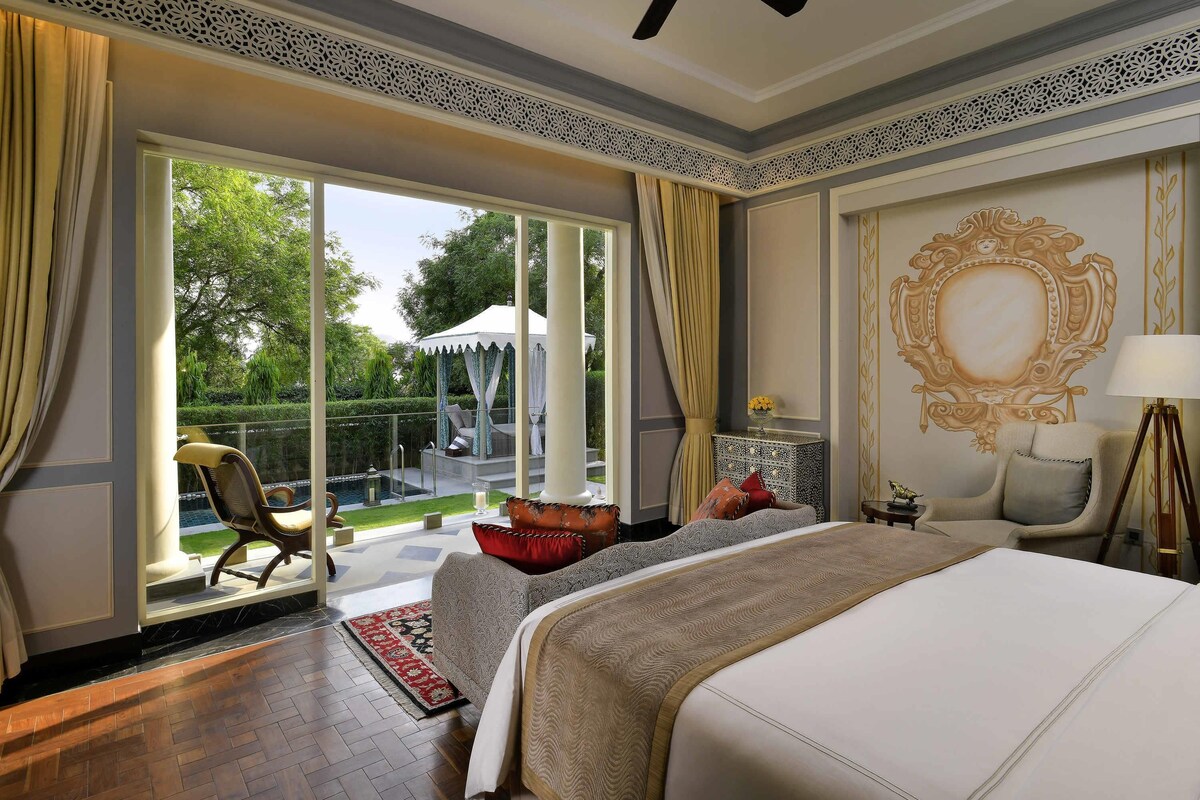 Flamingo Signature Room with plunge pool King Bed | Egyptian cotton sheets, premium bedding, minibar, in-room safe