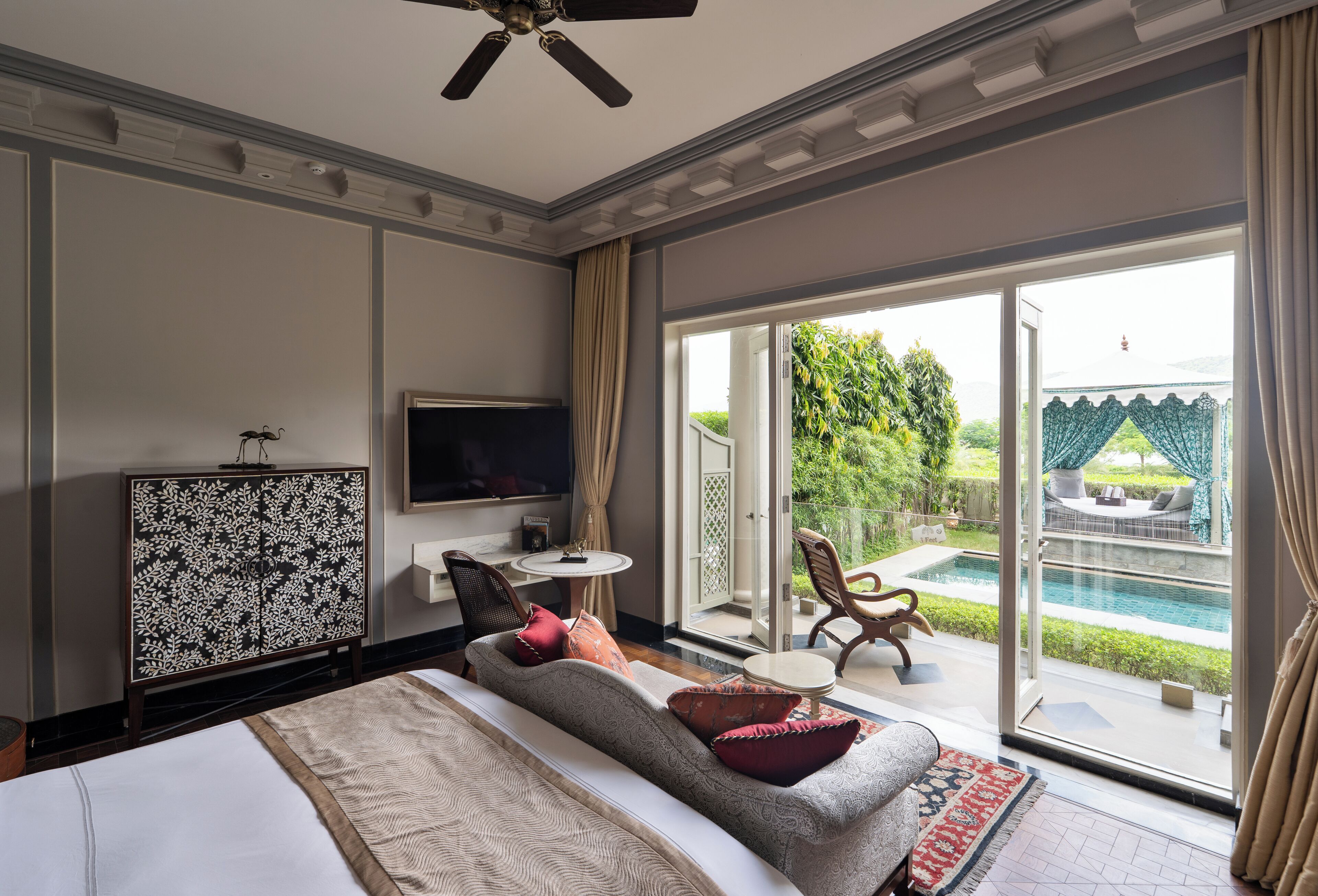 Signature kamer, 1 kingsize bed, privézwembad (Flamingo) | Lakens van Egyptisch katoen, luxe beddengoed, een minibar