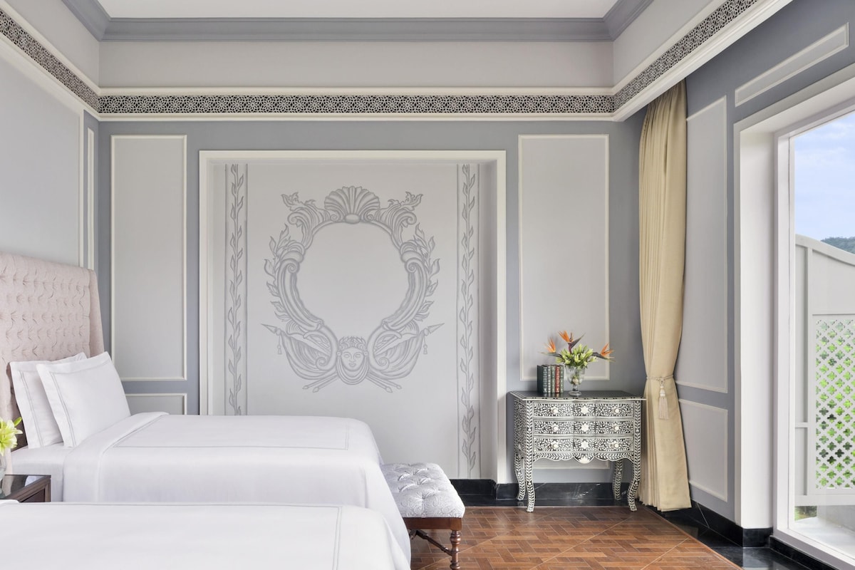 Flamingo Signature Room with Balcony Twin Bed | Egyptian cotton sheets, premium bedding, minibar, in-room safe
