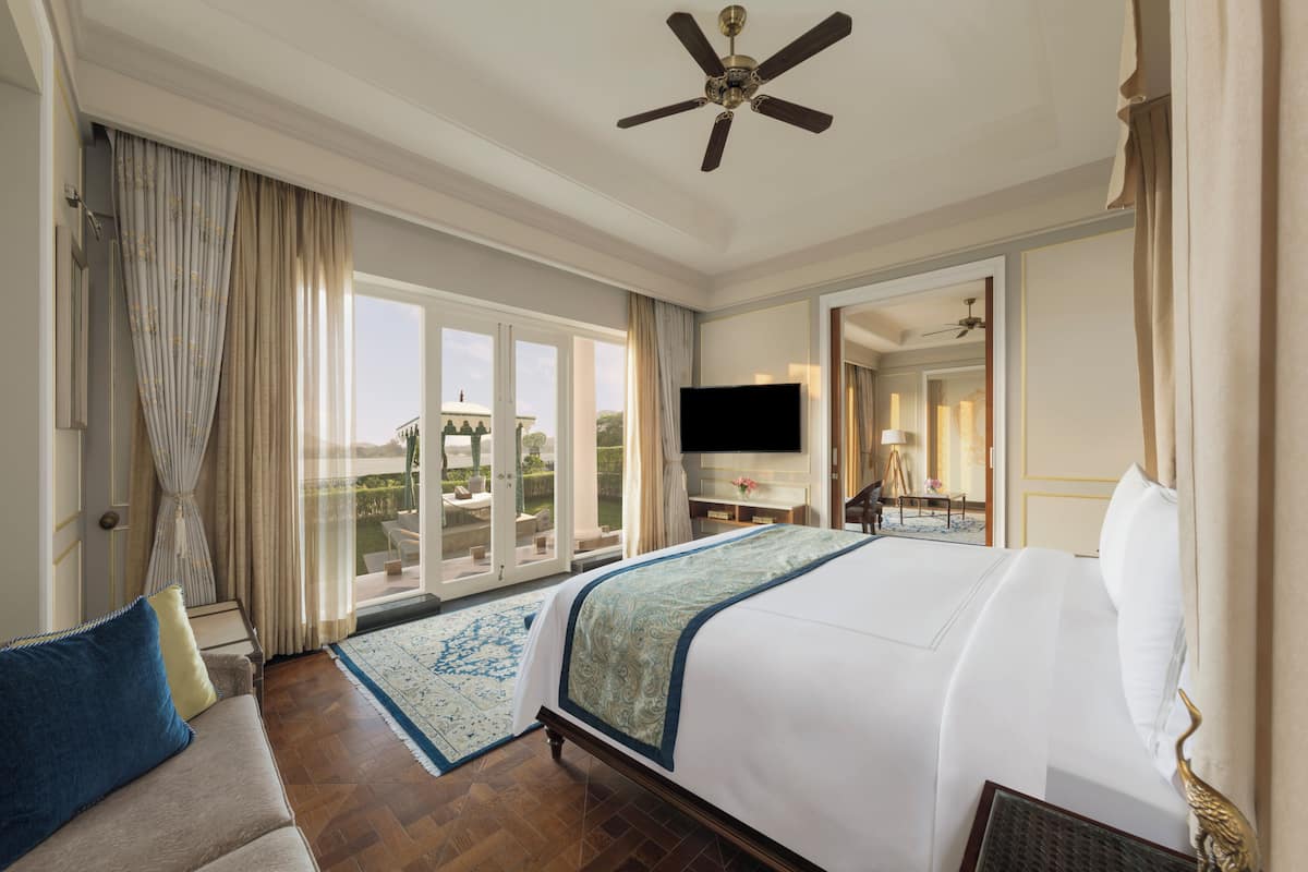 Raffles Oasis Suite | Egyptian cotton sheets, premium bedding, minibar, in-room safe