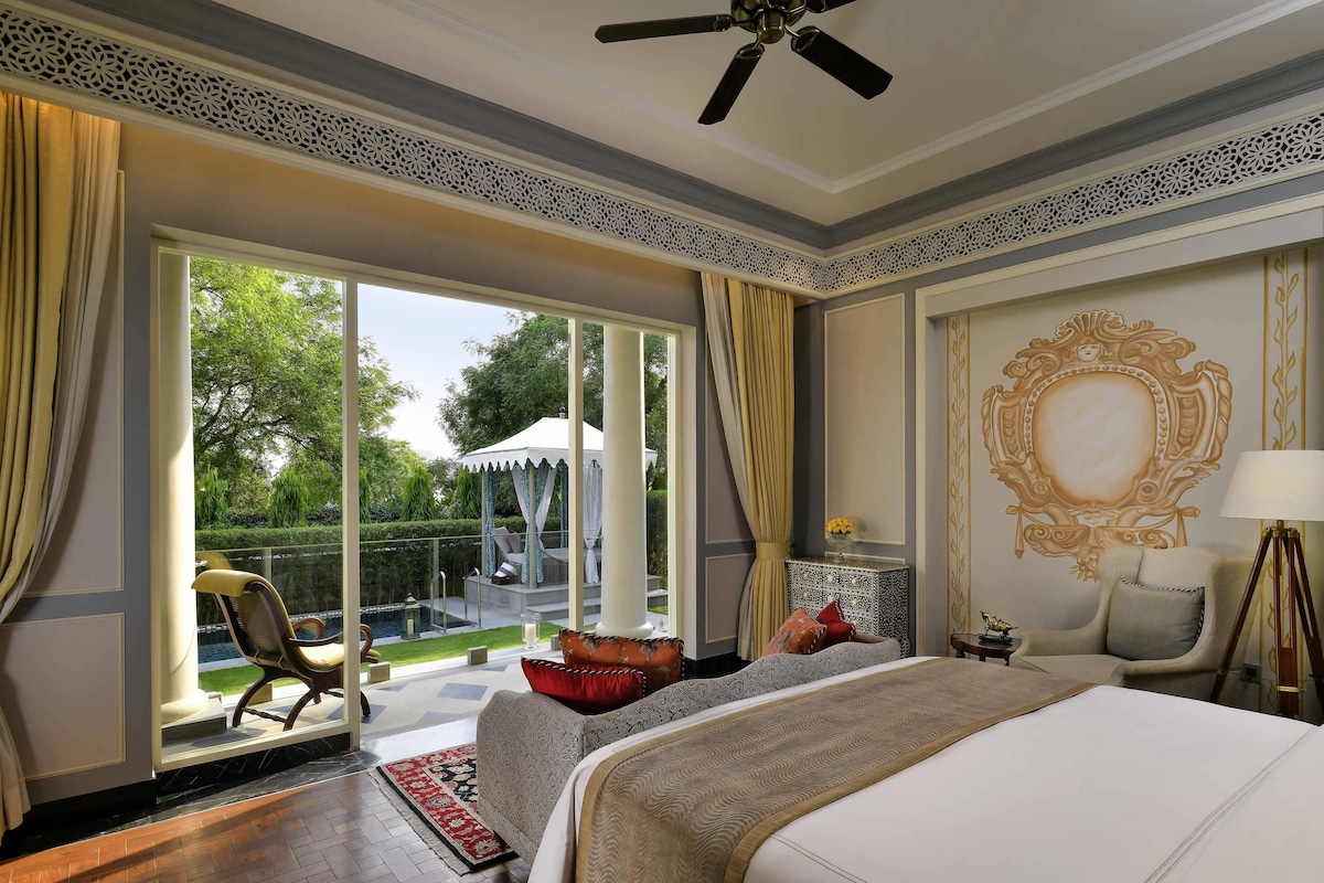 Flamingo Signature Room with plunge pool King Bed | Egyptian cotton sheets, premium bedding, minibar, in-room safe
