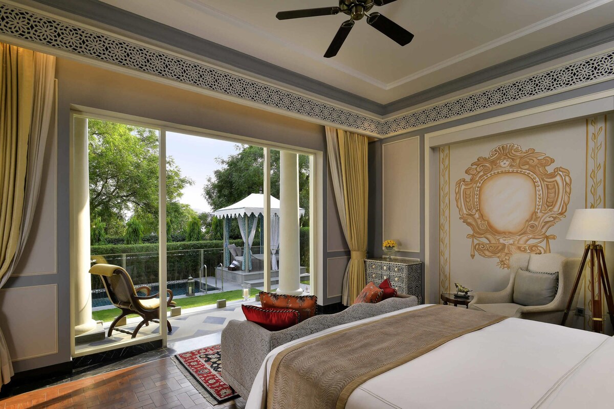 Flamingo Signature Room with plunge pool King Bed | Egyptian cotton sheets, premium bedding, minibar, in-room safe