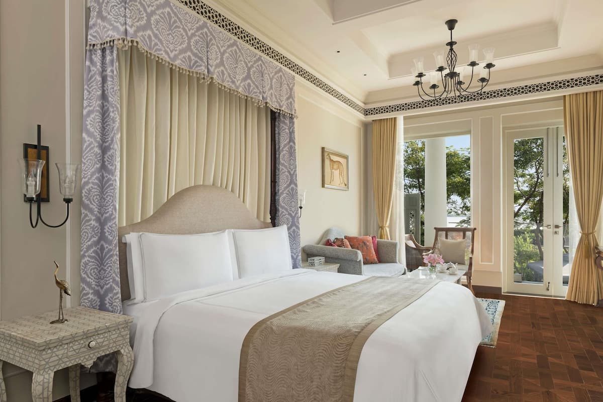 Flamingo Signature Room with Garden King Bed | Egyptian cotton sheets, premium bedding, minibar, in-room safe
