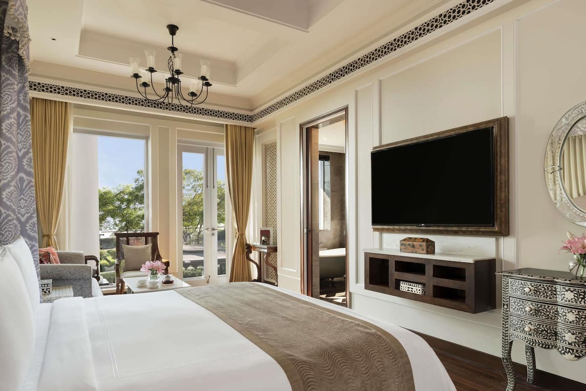 Flamingo Signature Room with Garden King Bed | Egyptian cotton sheets, premium bedding, minibar, in-room safe