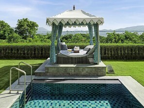 Egyptian cotton sheets, premium bedding, minibar, in-room safe - Raffles Udaipur (Udaipur)