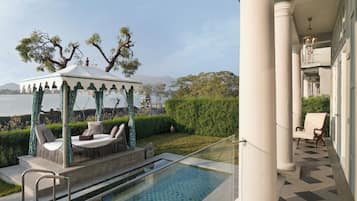 Utendørsbasseng, bassengtelt (inkludert) og solsenger