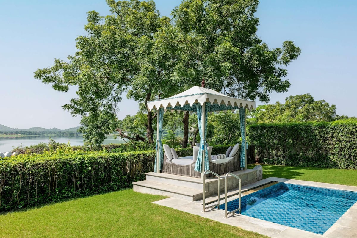 Flamingo Signature Room with plunge pool King Bed | Egyptian cotton sheets, premium bedding, minibar, in-room safe