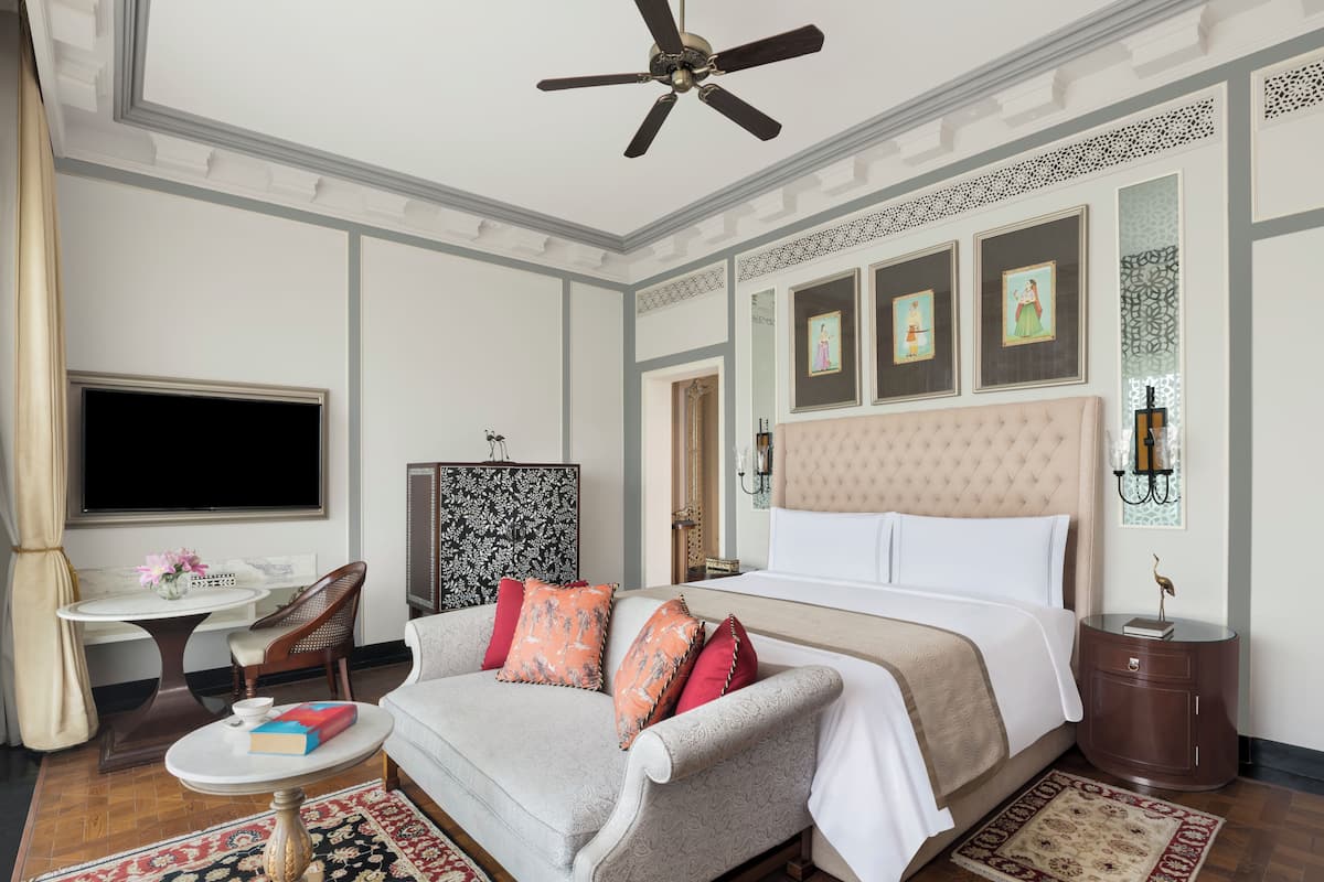 Flamingo Signature Room with Balcony King Bed | Egyptian cotton sheets, premium bedding, minibar, in-room safe