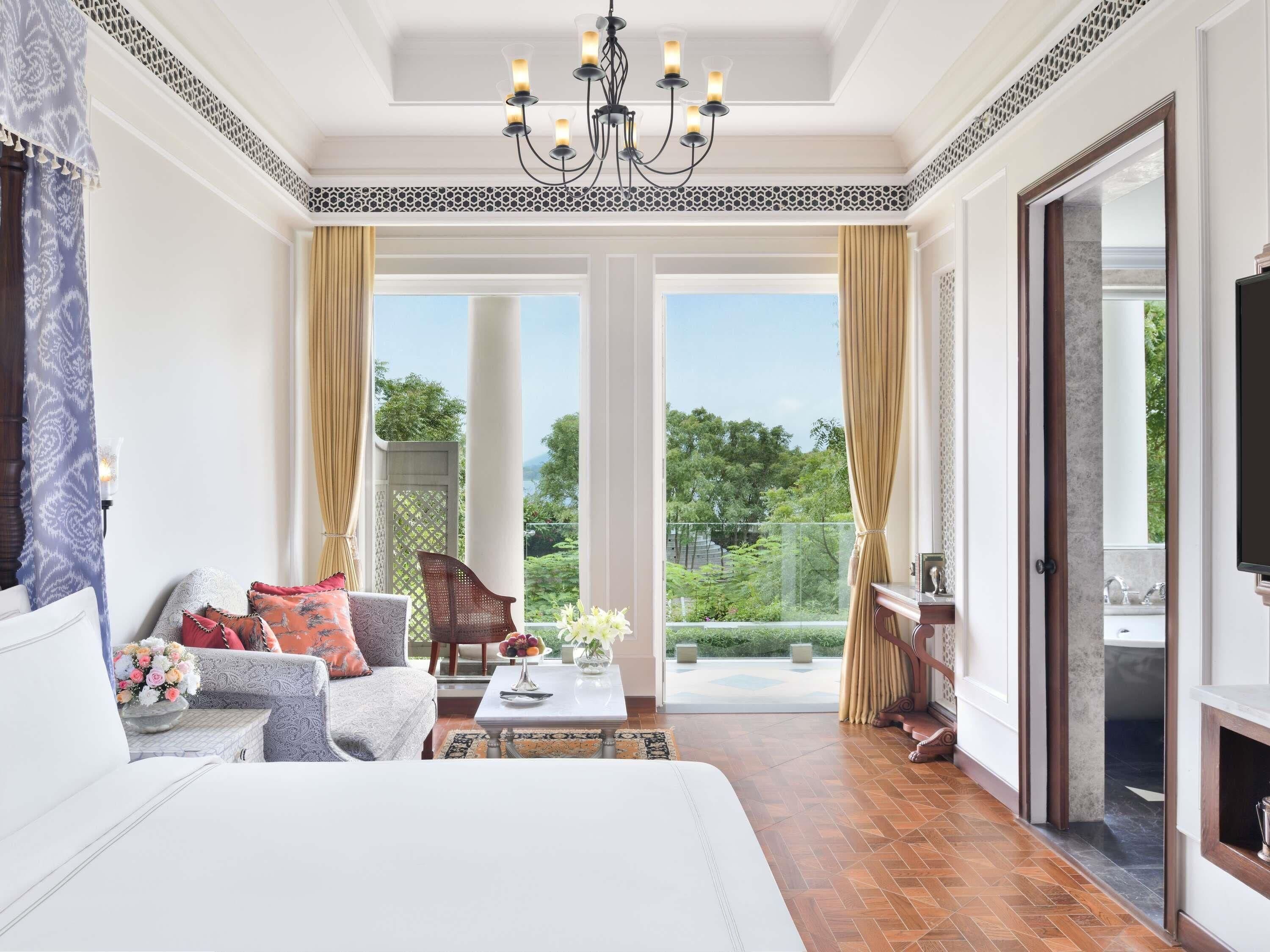 Flamingo Signature Room with Garden King Bed