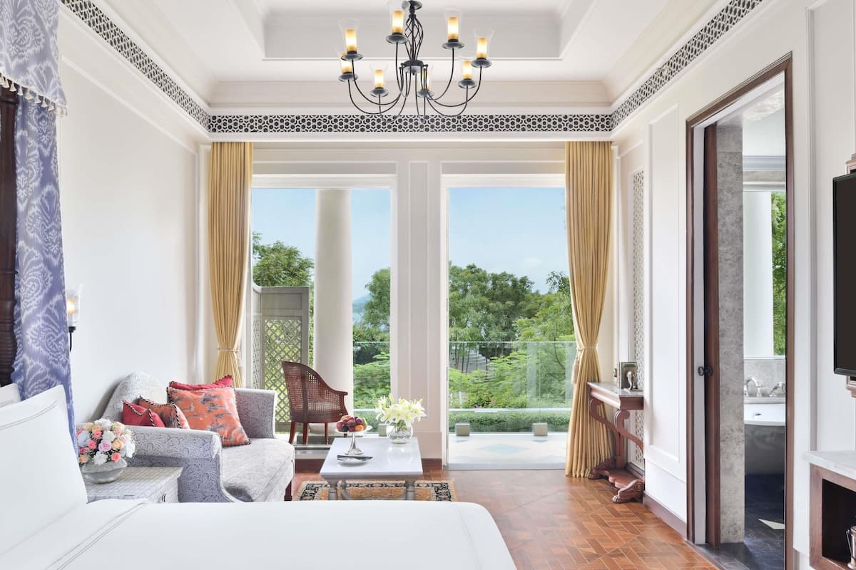 Flamingo Signature Room with Garden King Bed