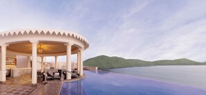 Ein luxuriöser Poolbereich im Freien mit Pavillon, Bar und Sitzgelegenheiten.