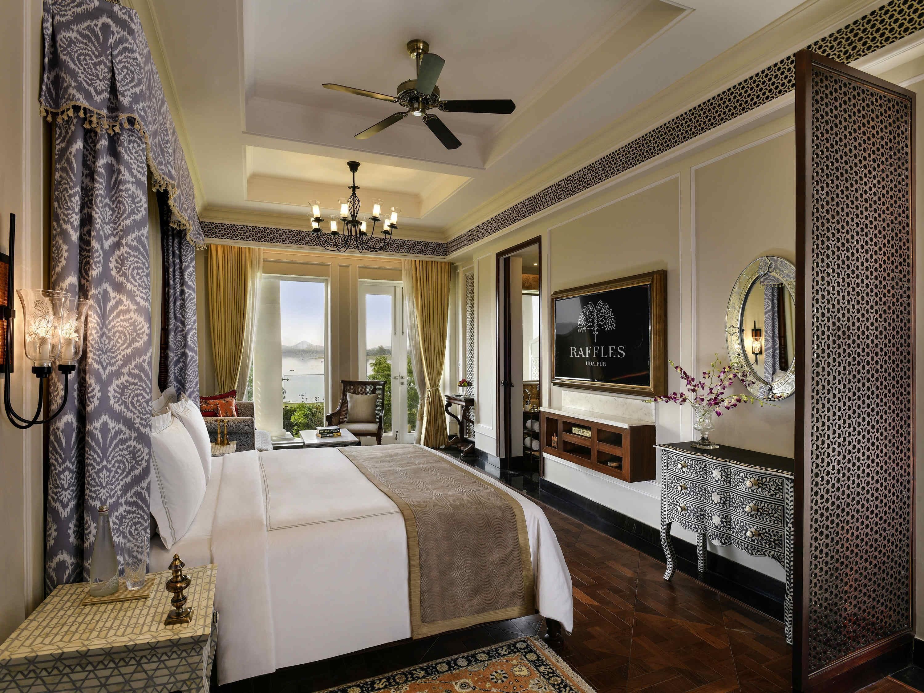 Flamingo Signature Room with Balcony King Bed | Egyptian cotton sheets, premium bedding, minibar, in-room safe