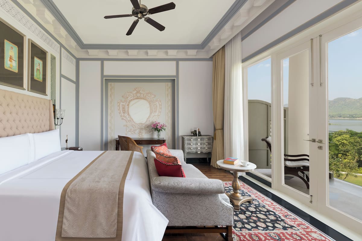 Flamingo Signature Room with Balcony King Bed