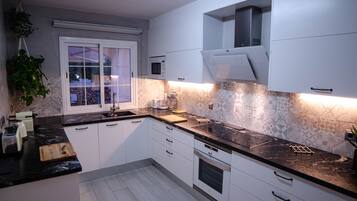 Een koelkast, een magnetron, een oven, een kookplaat