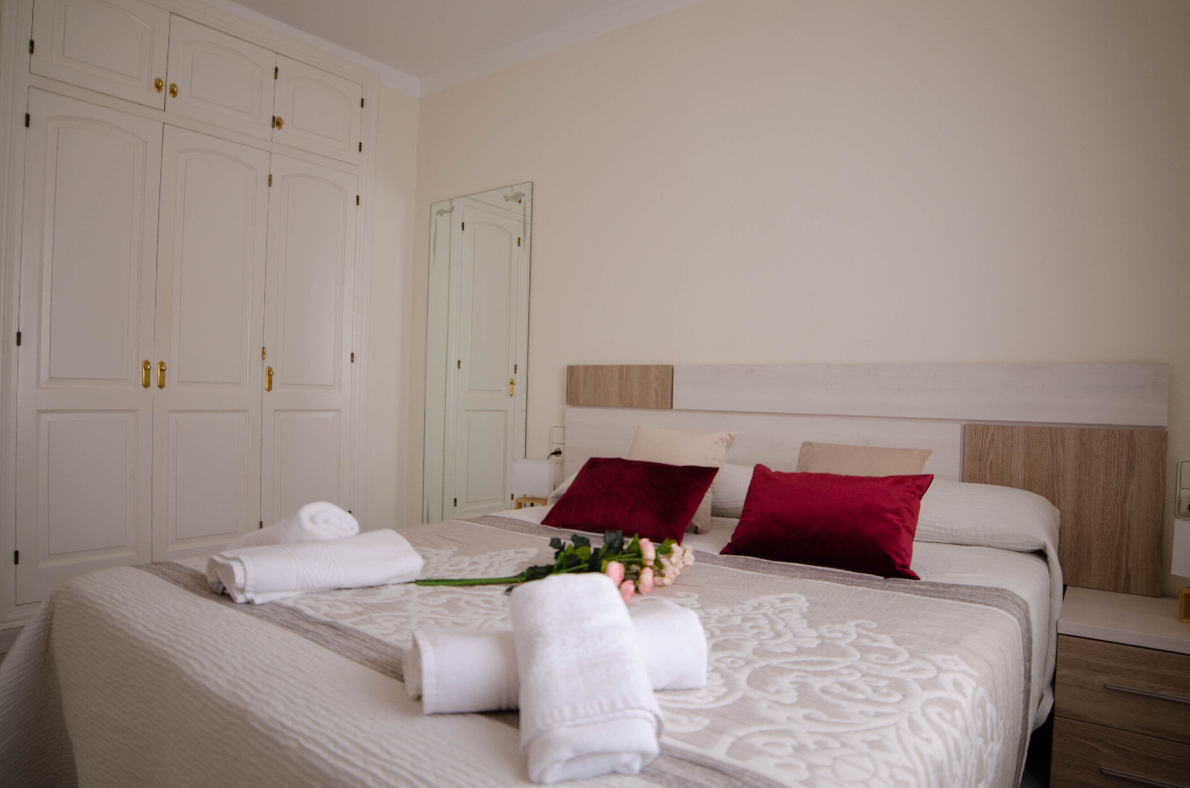 4 間睡房、房內夾萬、熨斗/熨衫板、可攜式嬰兒床