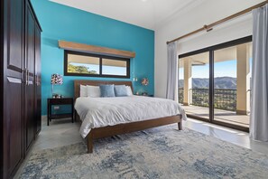 4 habitaciones, caja de seguridad en la habitación y escritorio 