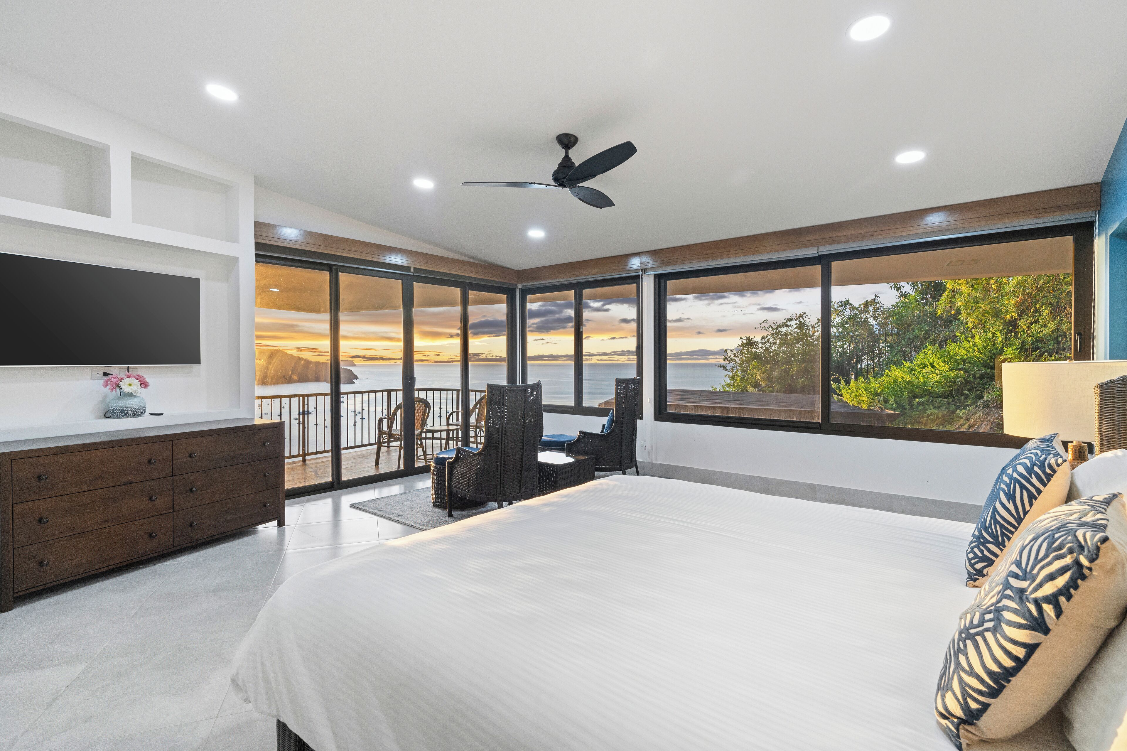 4 habitaciones, caja de seguridad en la habitación y escritorio 