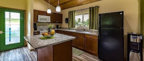 Casa, 2 habitaciones | Cocina privada | Refrigerador, horno, cafetera y tetera y tostadora