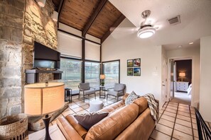 Condo, 3 habitaciones | Área de sala de estar | Televisión 