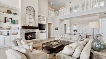 House, 6 Bedrooms | Living room