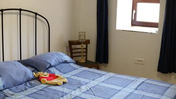 3 habitaciones, tabla de planchar con plancha y cuna de viaje