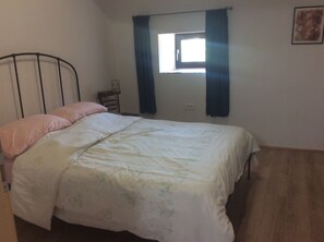 3 bedrooms, iron/ironing board, travel cot, free WiFi - Le Pressoir @ Le Prielle New 3 bedroom gite in the Madiran, vines shared pool (Madiran)