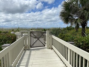 Property grounds - 127 Breakers: Standout villa, 2 Sleeping Areas! Pool and Ocean views. (Hilton Head Island)