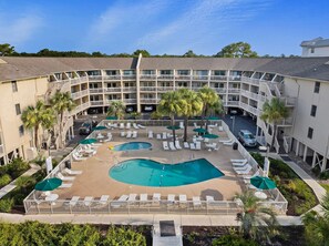 Exterior - 127 Breakers: Standout villa, 2 Sleeping Areas! Pool and Ocean views. (Hilton Head Island)