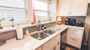 冷蔵庫、電子レンジ、オーブン、コンロ