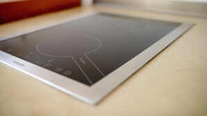 A modern induction cooktop with a sleek design and minimal controls. - Pretaloger Verdi 18 Studio Classic (NAPOLI)