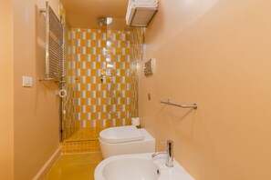 Ducha, secador de pelo, bidet, toallas