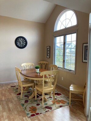 Dining - Close to everything! Short walk to beach, boardwalk and restaurants (Wildwood)