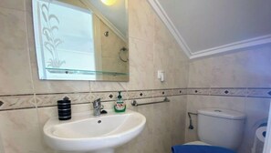 Een douche, handdoeken