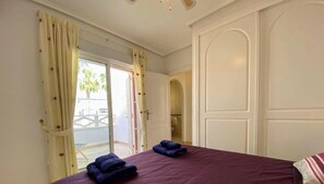 3 chambres, fer et planche à repasser, Wi-Fi, draps fournis