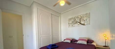 3 makuuhuonetta, silitysrauta/-lauta, Wi-Fi, vuodevaatteet