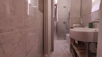 Doccia, asciugacapelli, bidet, asciugamani