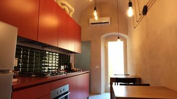 Frigorifero, forno, piano cottura, lavastoviglie