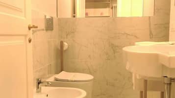 Dusche, Haartrockner, Bidet, HandtĂŒcher