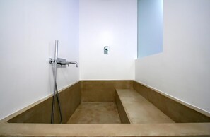 Ensemble douche/baignoire, sèche-cheveux, bidet, serviettes fournies